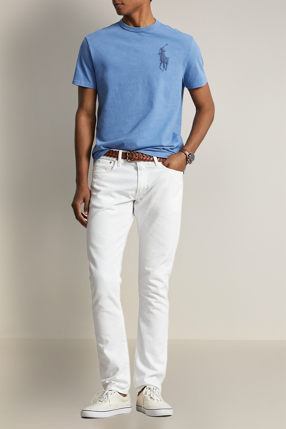 תמונת כל הלוק של חולצת טי